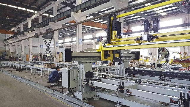 龍門吊上梁、立柱機(jī)器人弧焊流水線